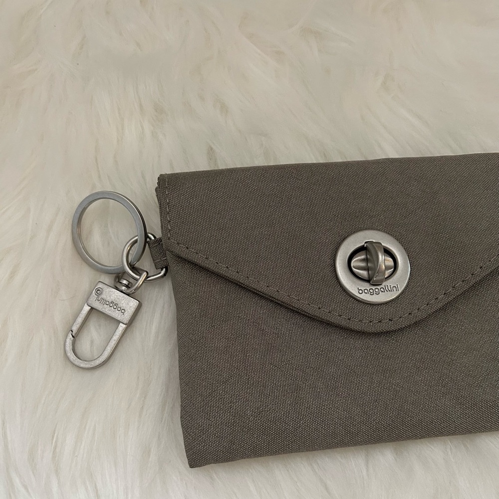 Baggallini RFID-protected Cards, ID Case with Turnlock, Easy Clip on Bag - Picture 6 of 13